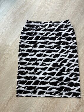 Rafaella Black and White Abstract Pencil Skirt-stretch/Elastic Waist/Pull-On